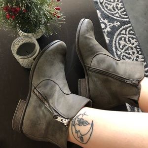 Grey women’s ankle boot!